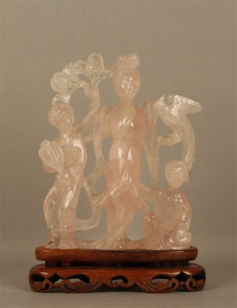 Firmato. Scultura in giada rosa su base di legno raff. ''FAMIGLIA''. Cina....