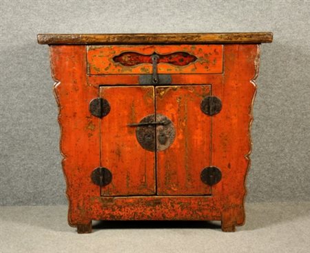 Firmato. Credenza in legno laccato rosso con cassetto centrale e due...