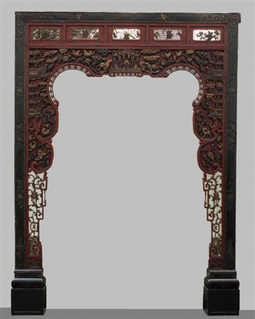 Firmato. Portale in legno laccato, intagliato e dorato a motivi floreali e...