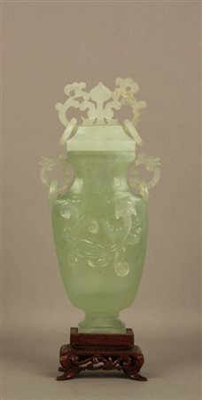 Firmato, datato. Vasetto in giada verde con coperchio, su base di legno....