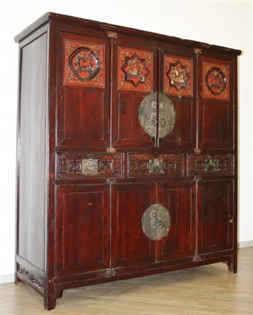 Firmato, datato. Armadio in legno con decorazioni a intagli, lacca e...