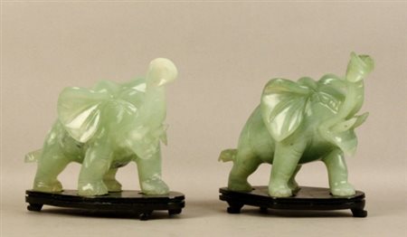 Firmato, datato. Coppia di sculture in giada raff. ''ELEFANTI''. Inizi XX...