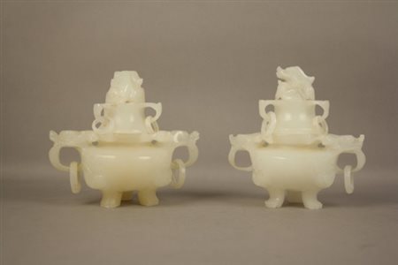 Firmato. Coppia di bruciaprofumi in giada bianca finemente lavorata. Cina. XX...