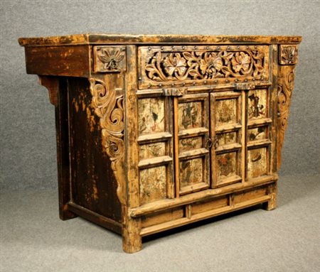 Firmato. Credenza in legno intagliato e laccato, due cassetti laterali,...