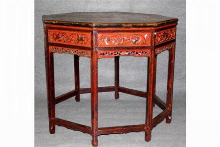 Tavolo esagonale in legno laccato e intagliato a motivi floreali e animali....