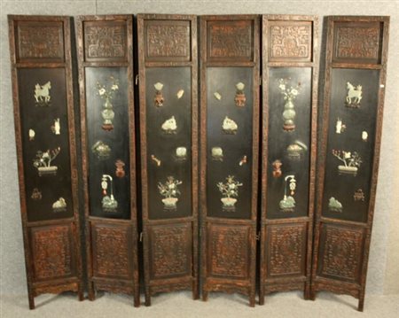 Paravento sei pannelli in legno laccato e intagliato, decorato con inserti di...