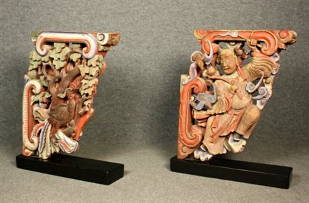 Antica coppia di fregi in legno intagliato e laccato con personaggi. Cina....