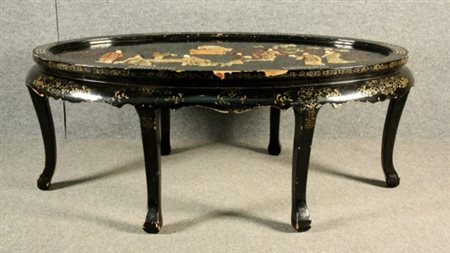 Tavolino in legno laccato nero con pietre dure incastonate raff. ''SCENE DI...