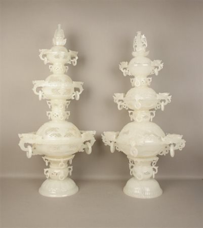 Coppia di bruciaprofumi componibili in giada bianca traforata. Cina. XX...
