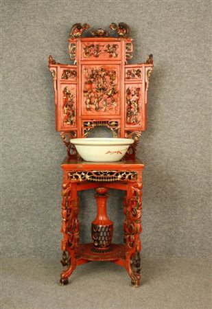 Mobiletto portacatino in legno esotico laccato, dorato e intagliato a motivi...