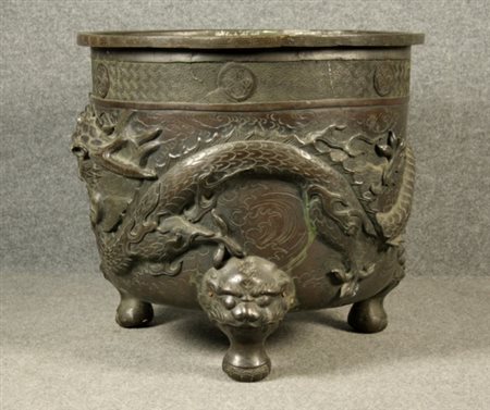 Antico cachepot cinese in bronzo cesellato con figure di draghi. Mis. Alt....