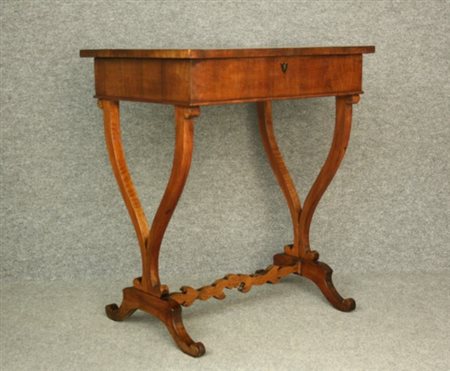 Tavolino lastronato in legno di noce con piano scorrevole intarsiato e gambe...