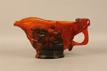 Ciotola in ambra rossa finemente lavorata e intagliata. Cina. XX secolo. Mis....