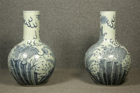 Coppia di vasi a bolla in porcella bianca e blu con decori raff. ''ANIMALI...