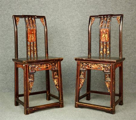 Coppia di sedie in legno laccato, dorato e intagliato. Cina. XIX secolo....
