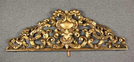Grande fregio in legno intagliato e dorato a foglia. Fine XVIII secolo....