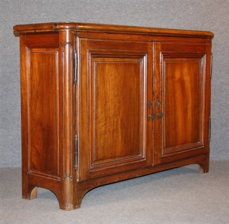 Credenza a due sportelli pannellati in legno di noce. Francia. XVIII secolo....