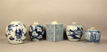 Lotto composto da cinque vasetti in porcellana dipinta sui toni dell'azzurro....