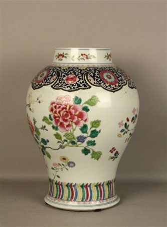 Vaso famiglia rosa in porcellana dipinta raff. ''FIORI''. Cina. XIX secolo....