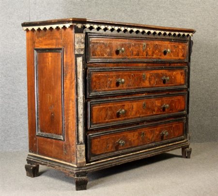 Cassettone lombardo in legno di noce con inserti di radica e profili...