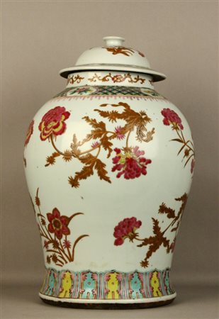 Vaso in ceramica con coperchio decorato a motivi floreali. Cina. Fine XIX...