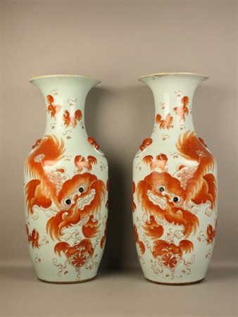 Coppia di vasi in porcellana dipinta raff. ''CANI DI FO''. Cina. XIX secolo....