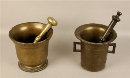Due mortai in bronzo con pestelli. XVIII secolo. Mis. Alt. cm. 11,5 Diam. cm....