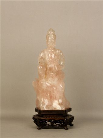 Scultura in quarzo rosa raff. ''LA DEA GUANYIN''. Cina. Fine XIX secolo. Mis....