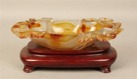 Vaschetta in agata. Cina. Inizi XX secolo. Mis. Lung. cm. 15 Alt. cm. 3 Prof....