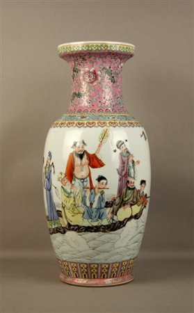 Vaso in porcellana dipinta raff. ''MUSICANTI''. Cina. Inizi XX secolo. Mis....