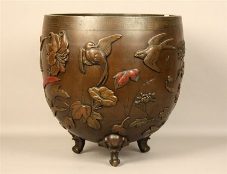 Cachepot in bronzo finemente cesellato con figure vegetali e animali....