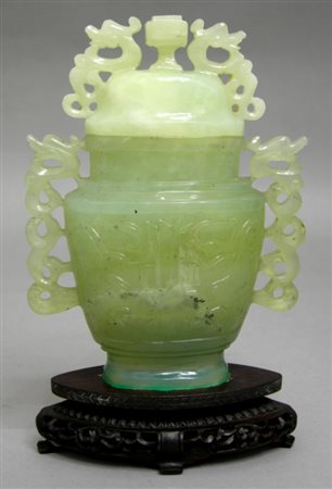 Vasetto in giada con coperchio, su base di legno. XX secolo. Mis. Alt. cm. 20...