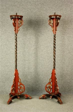 Coppia di torcere in legno intagliato, laccato e dorato. Cina. XIX secolo....