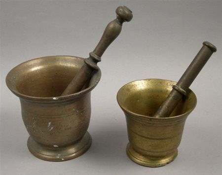 Coppia di antichi mortai con pestelli in bronzo.