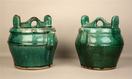 Coppia di pentole in ceramica smaltata verde. Cina. XIX secolo. Mis. Alt. cm....