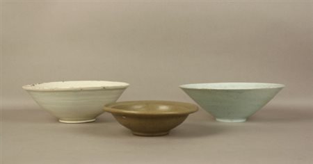 Tre antiche ciotole in ceramica smaltata. Cina. Mis. Diam. massimo cm 17.