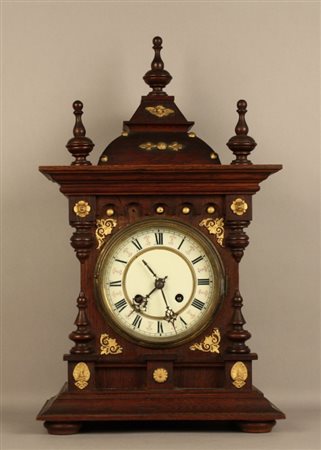 Orologio da tavolo in legno con quadrante in smalto. Fine XIX secolo....