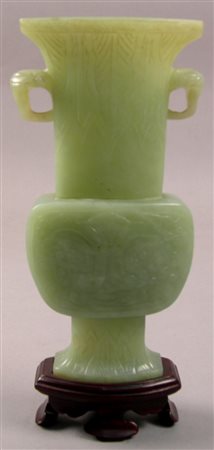 Vaso in giada montato su base di legno. XX secolo. Mis. Alt. cm. 20,5 ca.