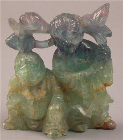 Scultura in giada raff. ''PERSONAGGI ORIENTALI''. XX secolo. Mis. Lung. cm. 9...