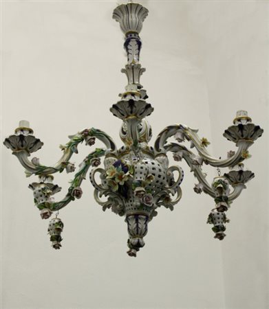 Lampadario in porcellana di Capodimonte con sei bracci decorato a motivi...