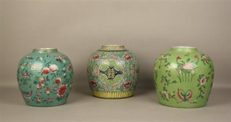 Lotto composto da tre vasi dipinti con motivi floreali. Cina. XIX secolo....