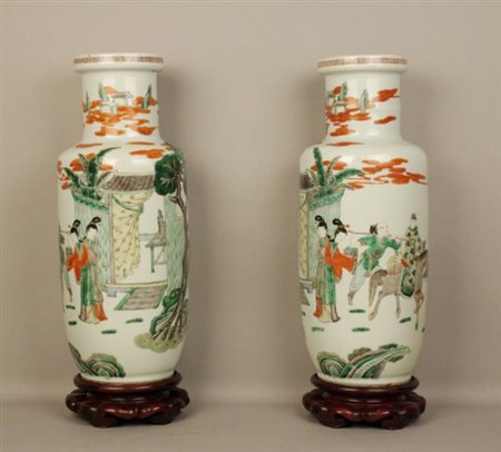 Coppia di vasi in porcellana famiglia verde raff. ''SCENE DI GENERE''. Cina....