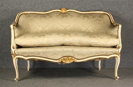 Divanetto a due posti in legno laccato e dorato con seduta e schienale...