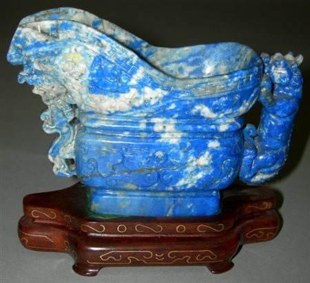 Versatoio in lapislazzulo con manico a forma di felino, montato su base di...