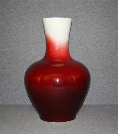 Grande vaso in porcellana sangue di bue. Cina. Inizi XX secolo. Mis. Alt. cm....