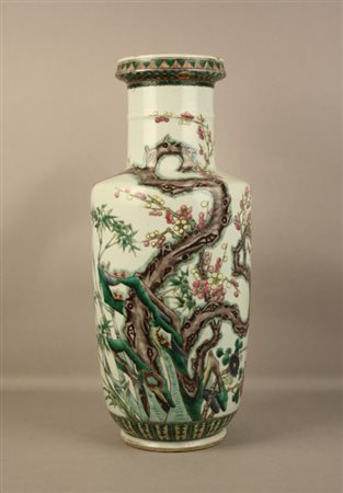 Vaso in porcellana famiglia verde dipinta raff. ''MOTIVI VEGETALI''. Cina....