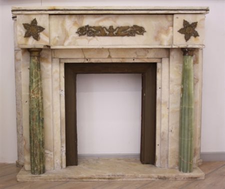 Camino in alabastro chiaro con colonne scanalate in alabastro verde e...