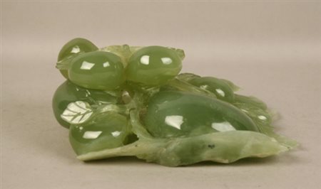Scultura in giada verde a guisa di frutti esotici. Cina. XX secolo. Mis....