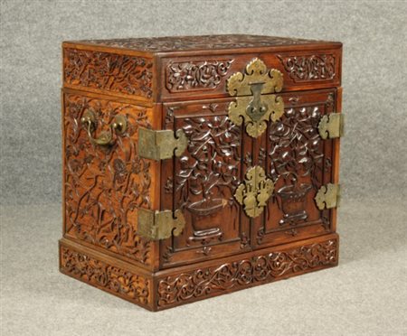 Stipo da viaggio in legno esotico finemente intagliato. Cina. XIX secolo....