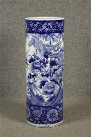 Vaso a cilindro in porcellana bianca e blu. Cina. Inizi XX secolo. Difetti di...